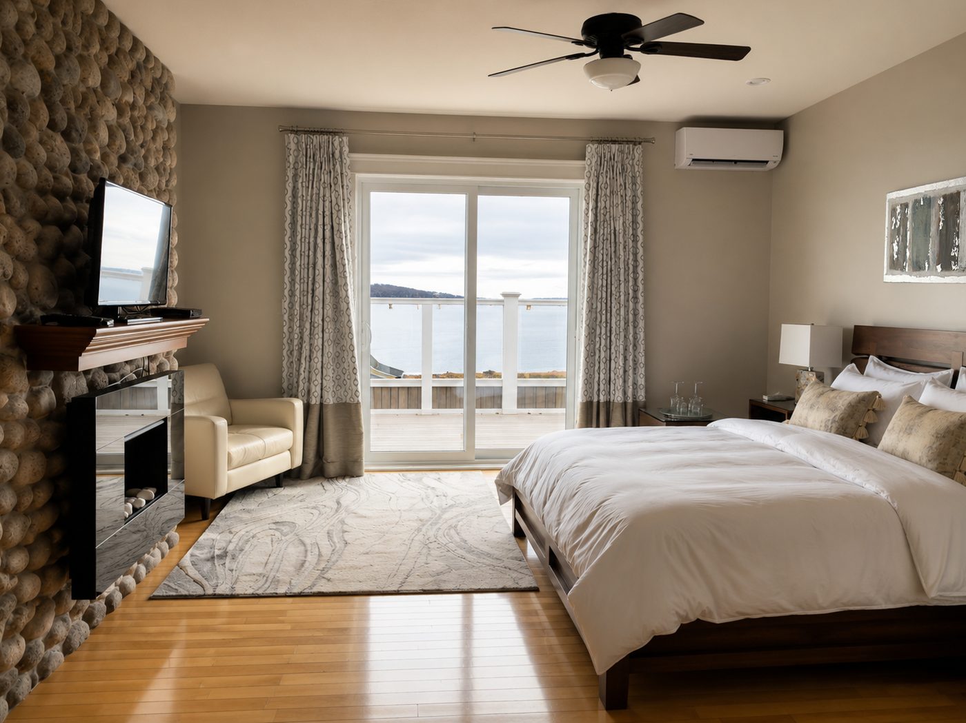 Cosy Lantern Hill & Hollow bedroom suite with an ocean view